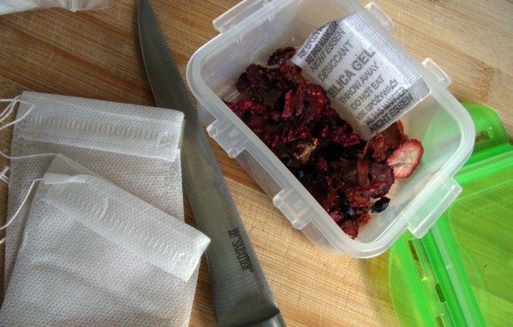 'Make your own tea' bags and fruit mix